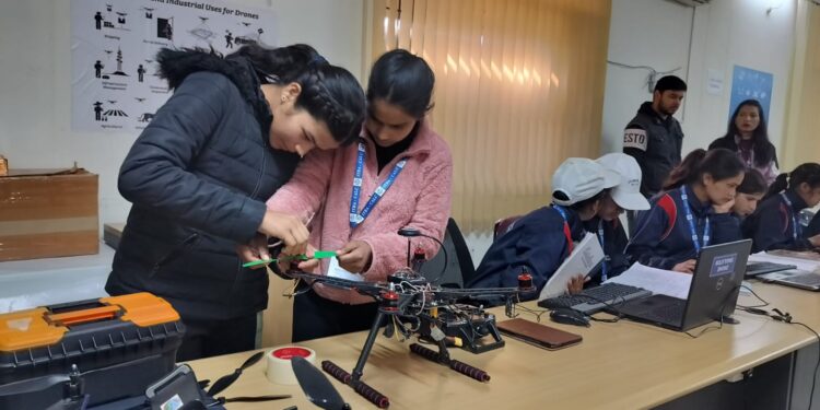 ड्रोन दीदी – वंचित वर्ग की बेटियां ड्रोन पायलट बन भर रही हैं ऊंची उड़ान , आईटीडीए कैल्क करवा रहा है 52 युवतियों को ड्रोन सर्विस टैक्नीशियन का कोर्स