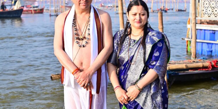 मुख्यमंत्री  पुष्कर सिंह धामी ने महाकुंभ 2025 के पुण्य अवसर पर पावन दिव्य त्रिवेणी संगम पर सपरिवार स्नान किया।
