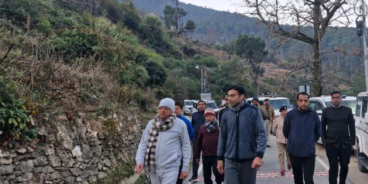 सुबह-सुबह हनोल की सैर पर निकले मुख्यमंत्री धामी, विकास योजनाओं का लिया फीड बैक