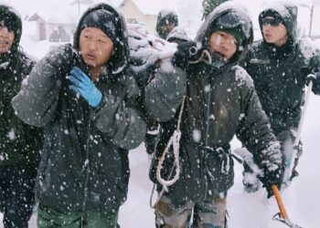 सीमांत माणा गांव से आगे टूटा ग्लेशियर, 57 मजदूरों के बर्फ में दबने की सूचना