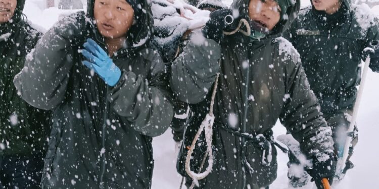 सीमांत माणा गांव से आगे टूटा ग्लेशियर, 57 मजदूरों के बर्फ में दबने की सूचना