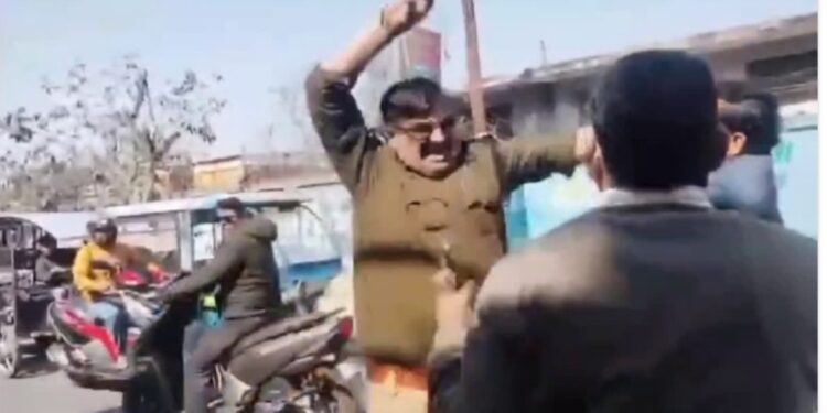 उत्तराखंड: नशे में धुत दरोगा और बीजेपी नेता के बीच हाथापाई, एक सस्पेंड, दूसरा गया जेल