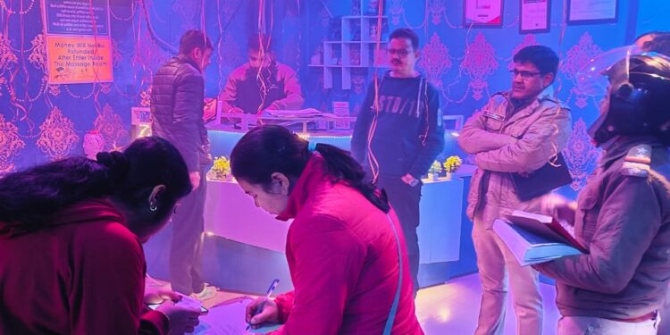 उत्तराखंड एसएसपी दून के निर्देशों पर स्पा सेंटरों की आकस्मिक चेकिंग हेतु दून पुलिस ने चलाया अभियान