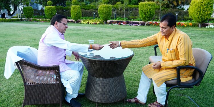 कैबिनेट मंत्री प्रेमचंद अग्रवाल ने सीएम धामी को सौंपा इस्तीफा