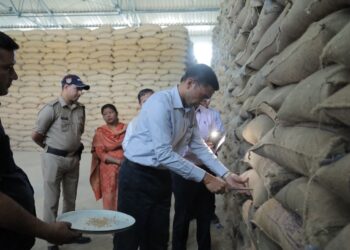 DM देहरादून ने खाद्य गोदाम गुलर घाटी का किया औचक निरीक्षण, मौके पर सैंपलिंग लेकर कुंटलो अनाज रिजेक्ट