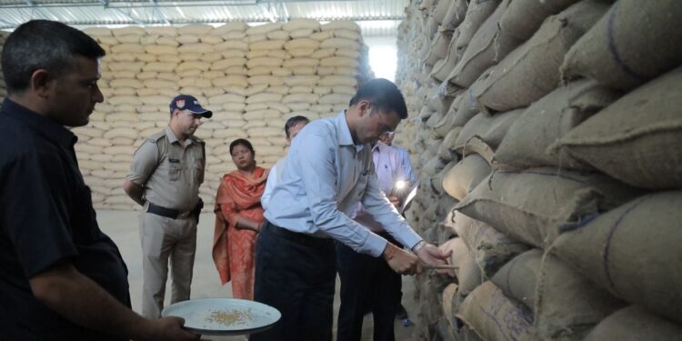 DM देहरादून ने खाद्य गोदाम गुलर घाटी का किया औचक निरीक्षण, मौके पर सैंपलिंग लेकर कुंटलो अनाज रिजेक्ट