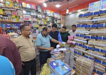 शिक्षा माफियाओं पर जिला प्रशासन की बड़ी कार्रवाई, कई दुकानों पर छापेमारी