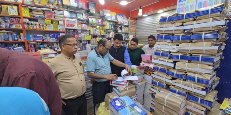 शिक्षा माफियाओं पर जिला प्रशासन की बड़ी कार्रवाई, कई दुकानों पर छापेमारी