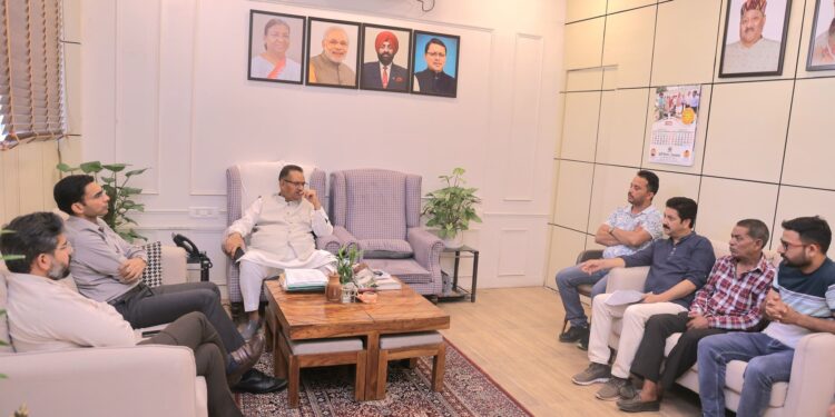 कैबिनेट मंत्री गणेश जोशी ने सहस्त्रधारा क्षेत्र की पार्किंग एवं प्रवेश शुल्क संबंधी व्यवस्थाओं को लेकर की बैठक, दिए आवश्यक दिशा निर्देश