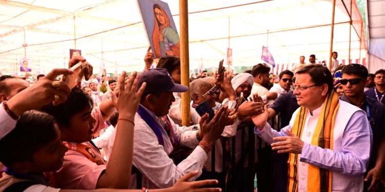 मुख्यमंत्री पुष्कर सिंह धामी को उत्तराखंड में समान नागरिक संहिता (UCC) लागू करने के लिए डॉ. बी.आर. अंबेडकर महामंच द्वारा सम्मानित किया गया।