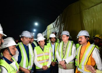 मुख्यमंत्री की मौजूदगी में सिलक्यारा टनल हुई ब्रेकथ्रू, लगभग 1384 करोड़ लागत की इस परियोजना से गंगोत्री और यमुनोत्री धाम के बीच की दूरी 25 किमी होगी कम