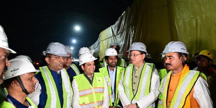 मुख्यमंत्री की मौजूदगी में सिलक्यारा टनल हुई ब्रेकथ्रू, लगभग 1384 करोड़ लागत की इस परियोजना से गंगोत्री और यमुनोत्री धाम के बीच की दूरी 25 किमी होगी कम