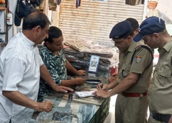 पहलगाम आतंकी घटना के बाद दून पुलिस सतर्क, वर्दी विक्रेताओं पर रखी जा रही कड़ी नजर