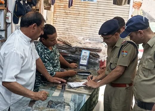 पहलगाम आतंकी घटना के बाद दून पुलिस सतर्क, वर्दी विक्रेताओं पर रखी जा रही कड़ी नजर