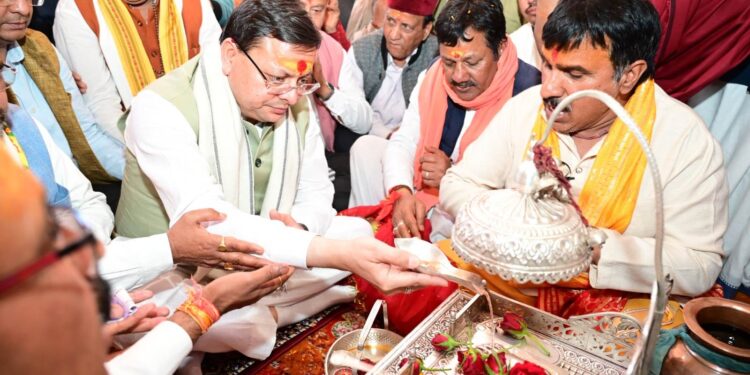 गंगोत्री और यमुनोत्री धाम के कपाट श्रद्धालुओं के लिए खुले, प्रधानमंत्री  नरेन्द्र मोदी के नाम से दोनों धामों में की गई पहली पूजा