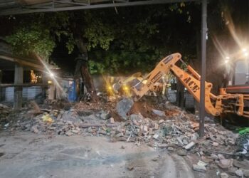 दून अस्पताल में बनी अवैध मजार पर चला सरकार का बुल्डोजर