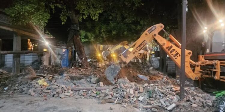 दून अस्पताल में बनी अवैध मजार पर चला सरकार का बुल्डोजर