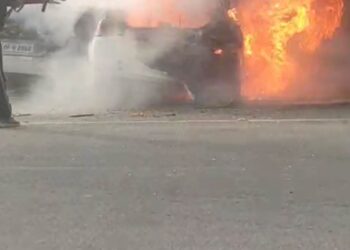 हरिद्वार: कूड़े के ढेर में लगी आग से दो कारें जलकर खाक, बड़ा हादसा टला