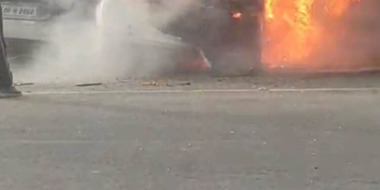 हरिद्वार: कूड़े के ढेर में लगी आग से दो कारें जलकर खाक, बड़ा हादसा टला