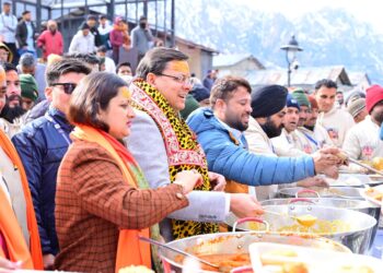 केदारनाथ में मुख्य सेवक भंडारा में मुख्यमंत्री ने श्रद्धालुओं को वितरित किया प्रसाद ,विभिन्न राज्यों से आए श्रद्धालुओं से मुख्यमंत्री ने की मुलाकात