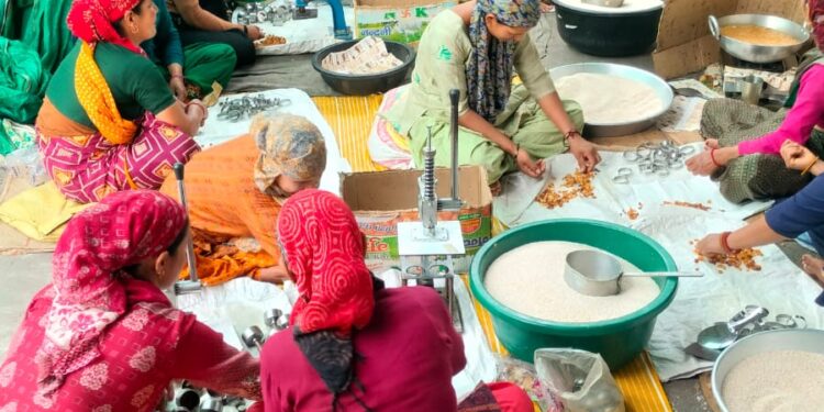 केदारनाथ यात्रा से महिला समूहों को मिल रहा कारोबार  प्रसाद, सोवेनियर, स्थानीय उत्पाद के स्टॉल से लेकर होमस्टे का कारोबार