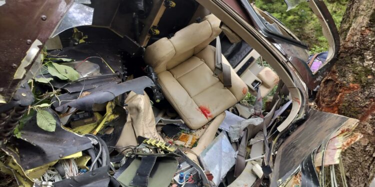 Helicopter Crash: गंगोत्री जा रहा हेलीकॉप्टर हादसे का शिकार, 6 की मौत एक गंभीर घायल।