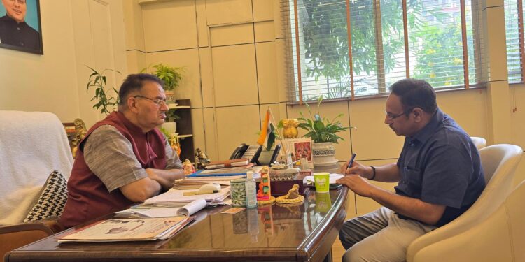 सड़क निर्माण योजनाओं को प्राथमिकता से पूरा करें: कैबिनेट मंत्री गणेश जोशी