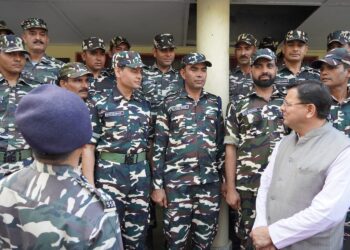 मुख्यमंत्री पुष्कर सिंह धामी ने बनबसा की सीमा चौकी पर एस.एस.बी. अधिकारियों व जवानों से की मुलाकात  सीमाओं की सुरक्षा में तैनात हमारे जवान देश की शान: सीएम धामी