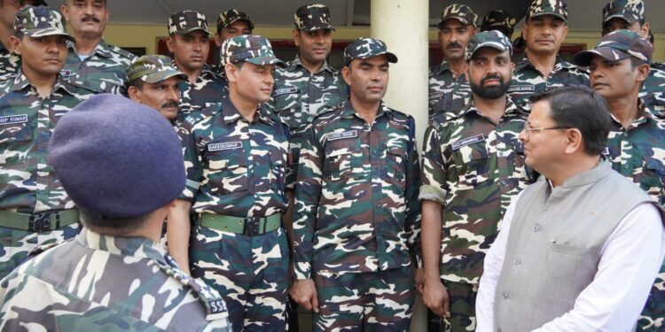 मुख्यमंत्री पुष्कर सिंह धामी ने बनबसा की सीमा चौकी पर एस.एस.बी. अधिकारियों व जवानों से की मुलाकात  सीमाओं की सुरक्षा में तैनात हमारे जवान देश की शान: सीएम धामी