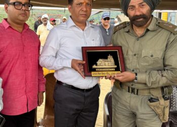 सनी देओल से मिले उत्तराखंड फिल्म विकास परिषद के सीईओ बंशीधर तिवारी, बॉर्डर 2 के सेट पर हुई सकारात्मक चर्चा