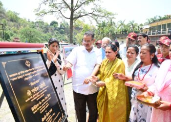 गल्जवाड़ी में 92 लाख की लागत से बनने वाले सामुदायिक भवन का शिलान्यास करते कैबिनेट मंत्री गणेश जोशी