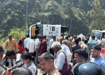 गंगोत्री हाईवे पर बड़ा हादसा: तीर्थयात्रियों की बस पलटी, 8 गंभीर रूप से घायल