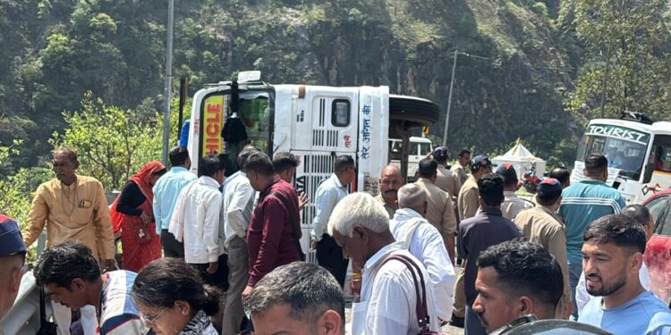 गंगोत्री हाईवे पर बड़ा हादसा: तीर्थयात्रियों की बस पलटी, 8 गंभीर रूप से घायल