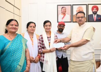 कैबिनेट मंत्री गणेश जोशी ने 12वीं कक्षा की मेधावी छात्रा हिमाद्रि माहरा को किया सम्मानित