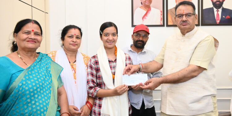 कैबिनेट मंत्री गणेश जोशी ने 12वीं कक्षा की मेधावी छात्रा हिमाद्रि माहरा को किया सम्मानित