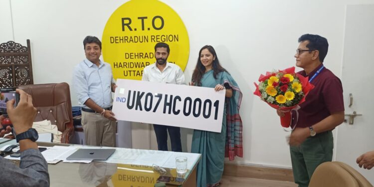 देहरादून आरटीओ में फैंसी नंबरों की नीलामी ने रचा रिकॉर्ड, प्रतिभागियों का हुआ सम्मान