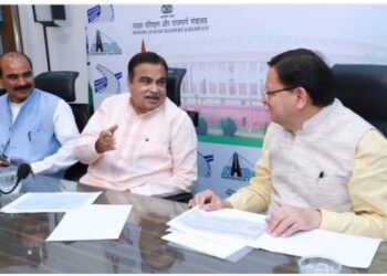 केंद्रीय मंत्री नितिन गडकरी से मिले मुख्यमंत्री धामी, सड़क परियोजनाओं की स्वीकृति दिए जाने का किया अनुरोध