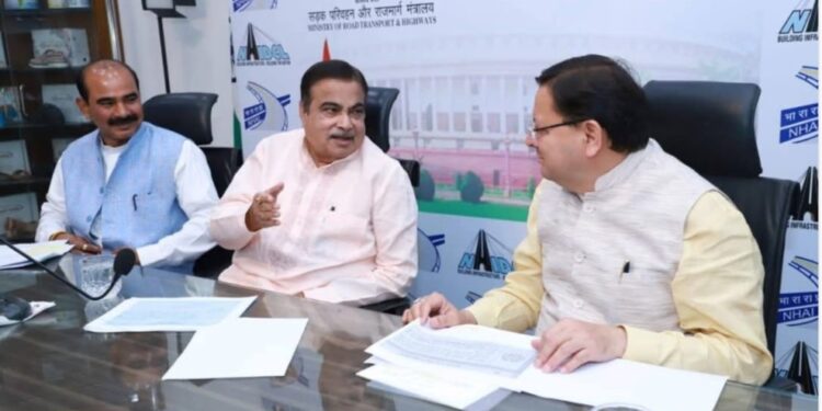 केंद्रीय मंत्री नितिन गडकरी से मिले मुख्यमंत्री धामी, सड़क परियोजनाओं की स्वीकृति दिए जाने का किया अनुरोध