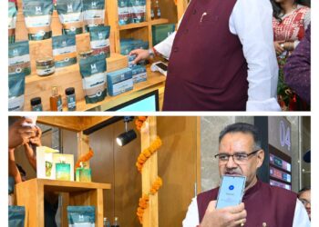 हाउस ऑफ हिमालयाज के कॉर्ट का उद्घाटन करते ग्राम्य विकास मंत्री गणेश जोशी