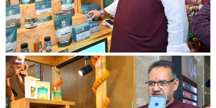 हाउस ऑफ हिमालयाज के कॉर्ट का उद्घाटन करते ग्राम्य विकास मंत्री गणेश जोशी