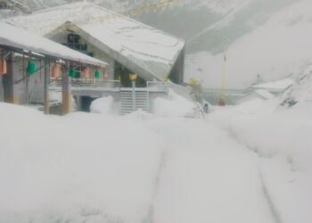 हेमकुंड साहिब में जून की बर्फबारी: 6 इंच नई बर्फ से ढका तीर्थ स्थल,1 जून को  2195 श्रद्धालुओं ने किए दर्शन