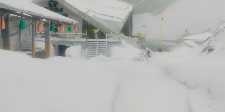 हेमकुंड साहिब में जून की बर्फबारी: 6 इंच नई बर्फ से ढका तीर्थ स्थल,1 जून को  2195 श्रद्धालुओं ने किए दर्शन