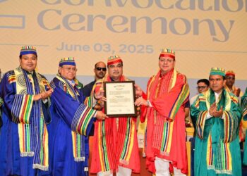 केंद्रीय सड़क परिवहन एवं राष्ट्रीय राजमार्ग मंत्री नितिन गडकरी डॉक्टरेट ऑफ साइंस’’ की मानद उपाधि से सम्मानित किया गया