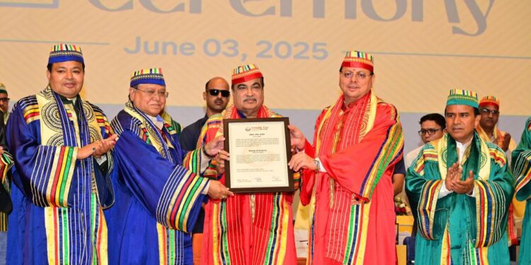 केंद्रीय सड़क परिवहन एवं राष्ट्रीय राजमार्ग मंत्री नितिन गडकरी डॉक्टरेट ऑफ साइंस’’ की मानद उपाधि से सम्मानित किया गया