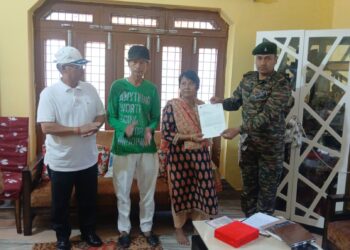 कारगिल शहीदों को सलाम: सेना के जवान पहुँचे घर-घर, परिजनों को भेंट किए स्मृति सम्मान चिन्ह