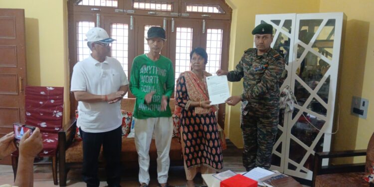 कारगिल शहीदों को सलाम: सेना के जवान पहुँचे घर-घर, परिजनों को भेंट किए स्मृति सम्मान चिन्ह