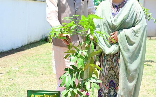 “एक पेड़ मां के नाम”: मुख्यमंत्री पुष्कर सिंह धामी ने किया पौधारोपण, जनता से की सहभागिता की अपील