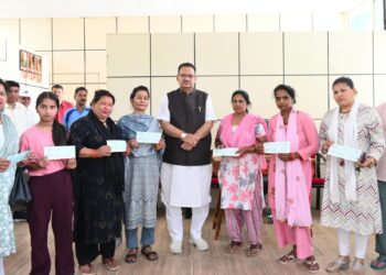 कैबिनेट मंत्री गणेश जोशी ने मसूरी विधानसभा क्षेत्र के जरूरतमंदों को वितरित की आर्थिक सहायता राशि