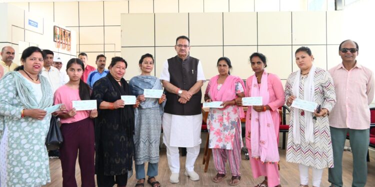 कैबिनेट मंत्री गणेश जोशी ने मसूरी विधानसभा क्षेत्र के जरूरतमंदों को वितरित की आर्थिक सहायता राशि