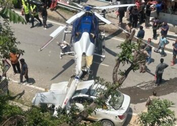 केदारनाथ जाने वाला हेलीकॉप्टर हवा में लड़खड़ाया, सड़क पर मारी इमरजेंसी लैंडिंग! पायलट बना हीरो, बाल-बाल बचे 5 यात्री